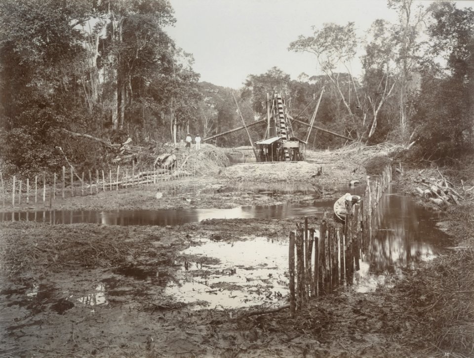 KITLV - 86777 - Stafhell & Kleingrothe - Medan-Deli - Dredger, probably in Deli - circa 1900