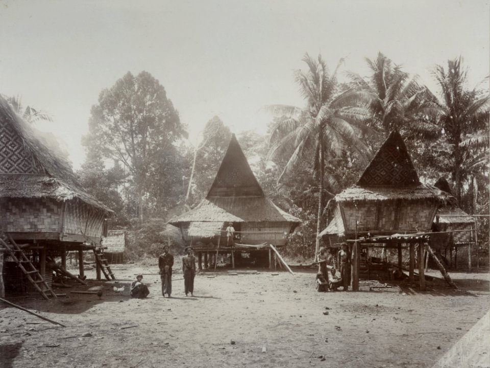 KITLV - 86781 - Stafhell & Kleingrothe - Medan-Deli - Karo Batak houses in a village on the east coast of Sumatra - circa 1900