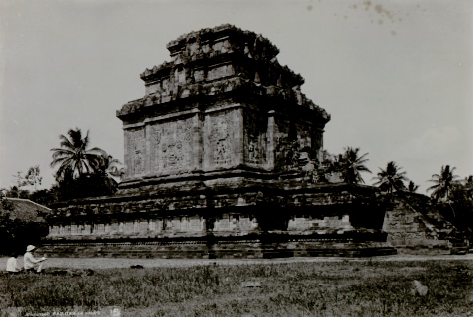 KITLV - 82395 - Kurkdjian - Soerabaja - Candi Mendut in Magelang - circa 1910