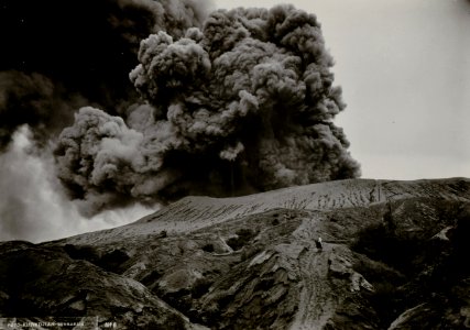 KITLV - 82399 - Kurkdjian - Soerabaja - Mount Bromo (Gunung Bromo) in the Tengger Mountains in East Java erupting with an ash plume. Man with horse - circa 1910