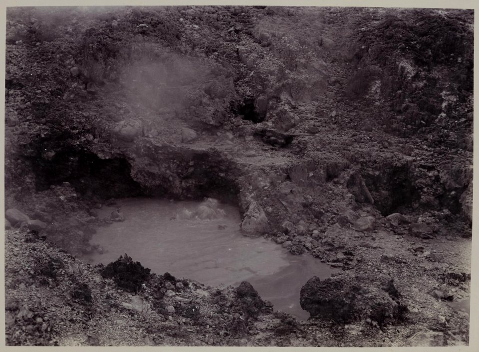 KITLV - 53073 - Kurkdjian - Soerabaja - Volcanic source in Garut - circa 1910