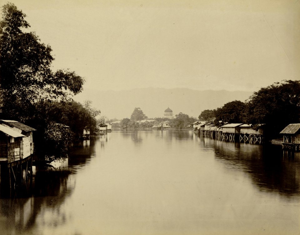 KITLV - 82486 - Lambert Co., G.R. - Singapore - Aceh River seen from the Peunajung bridge at Banda Aceh (Kotaraja) against the backdrop of the Great Mosque - 1896