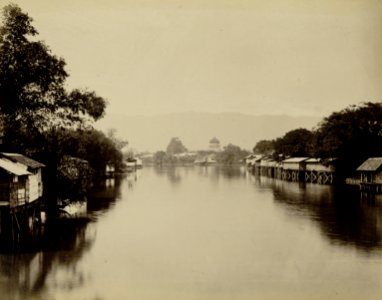 KITLV - 82486 - Lambert Co., G.R. - Singapore - Aceh River seen from the Peunajung bridge at Banda Aceh (Kotaraja) against the backdrop of the Great Mosque - 1896