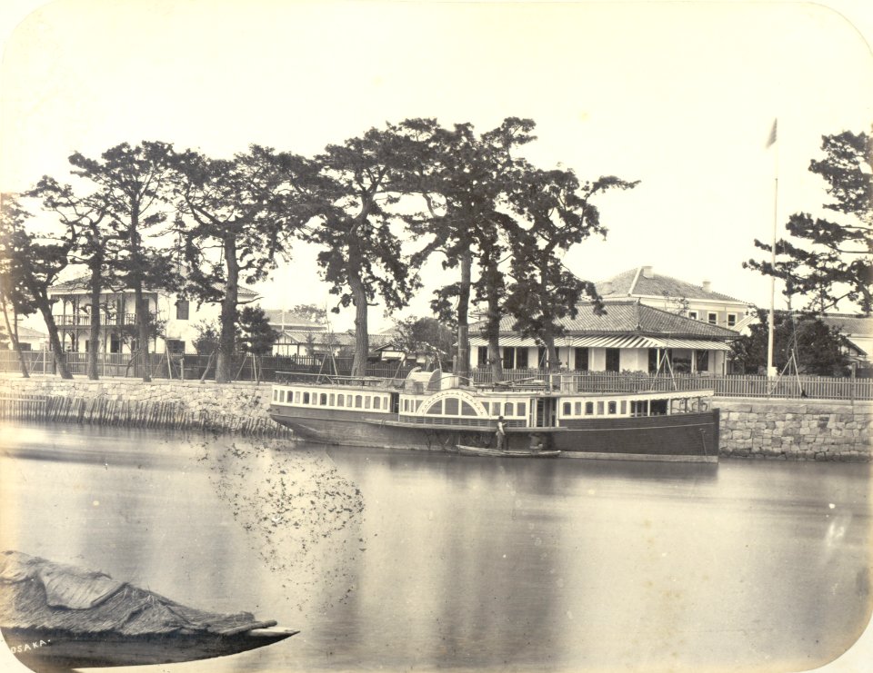 KITLV - 83044 - Paddle boat on a river in Osaka, Japan - before 1880