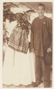 KITLV - 5357 - Chinese man with his Creole wife in Surinam - circa 1900