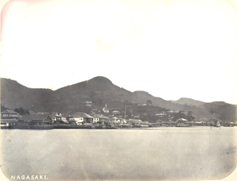 KITLV - 83048 - Houses on the coast of Nagasaki in Japan - before 1880