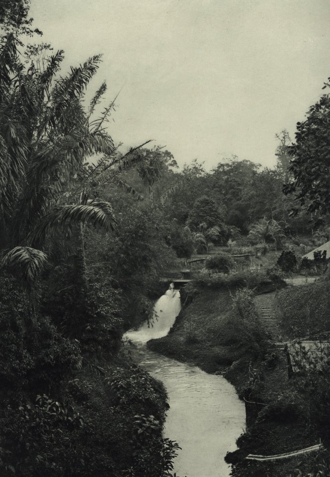 KITLV - 88287 - Kleingrothe, C.J. - Medan - Waterfall in a river on the plantation Bekalla of the Deli Company in Deli - 1905