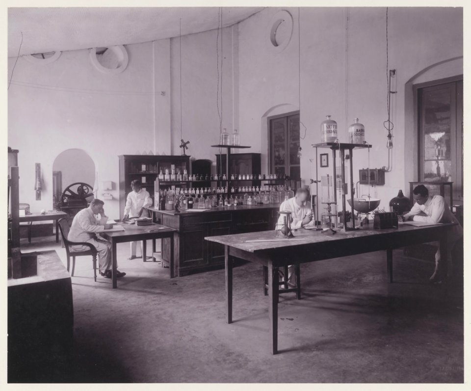 KITLV - 5413 - Kurkdjian - Soerabaja - Laboratory of the sugar company Ketanen at Mojokerto - 1916-04