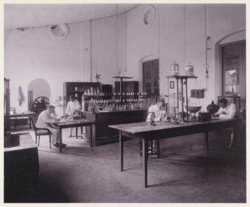 KITLV - 5413 - Kurkdjian - Soerabaja - Laboratory of the sugar company Ketanen at Mojokerto - 1916-04