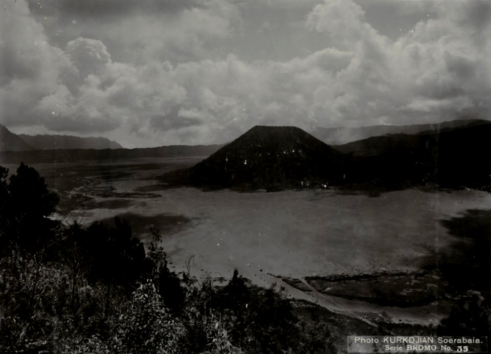 KITLV - 86729 - Kurkdjian - Soerabaia - The Sand Sea (Lautan pasir) and Batok at Bromo (Gunung Bromo) in the Tengger Mountains in East Java - circa 1910