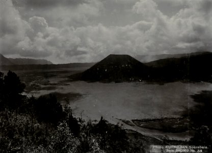 KITLV - 86729 - Kurkdjian - Soerabaia - The Sand Sea (Lautan pasir) and Batok at Bromo (Gunung Bromo) in the Tengger Mountains in East Java - circa 1910