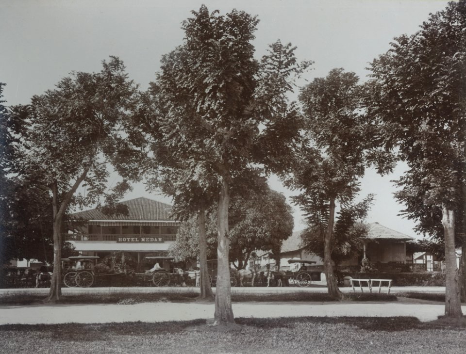 KITLV - 86747 - Stafhell & Kleingrothe - Medan-Deli - Carriages in front of Hotel Medan, Sumatra, probably in Medan, Sumatra - circa 1900