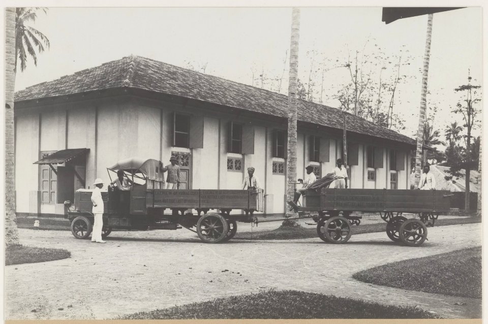 KITLV - 5497 - Kleingrothe, C.J. - Medan - Truck with trailer on a tobacco plantation of the Deli Maatschappij, Deli - circa 1915
