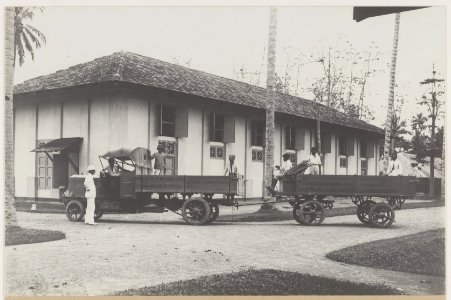 KITLV - 5497 - Kleingrothe, C.J. - Medan - Truck with trailer on a tobacco plantation of the Deli Maatschappij, Deli - circa 1915