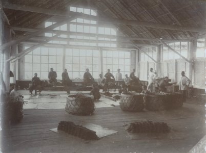 KITLV - 86759 - Stafhell & Kleingrothe - Medan-Deli - Packing the graded tobacco on a company in Deli - circa 1900