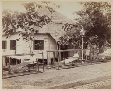 KITLV - 5695 - Lambert & Co., G.R. - Singapore - Female weavers at Johor - circa 1900