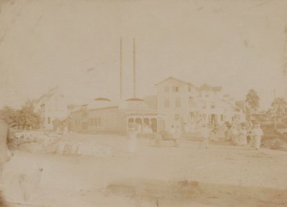 KITLV - 57919 - Ice factory of the Sträter, Esser & Co. firm in Paramaribo - circa 1900