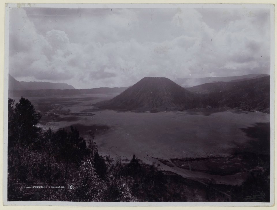 KITLV - 5805 - Kurkdjian - Soerabaja - The Sand Sea (Lautan pasir) and Batok near Mount Bromo in the Tengger Mountains in East Java - circa 1910