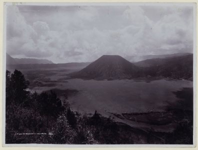 KITLV - 5805 - Kurkdjian - Soerabaja - The Sand Sea (Lautan pasir) and Batok near Mount Bromo in the Tengger Mountains in East Java - circa 1910