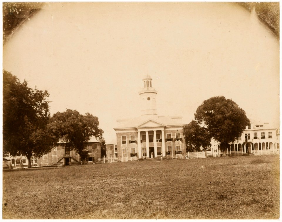 KITLV - 39005 - Muller, Julius Eduard - Paramaribo - Government offices at Government Square in Paramaribo - circa 1885