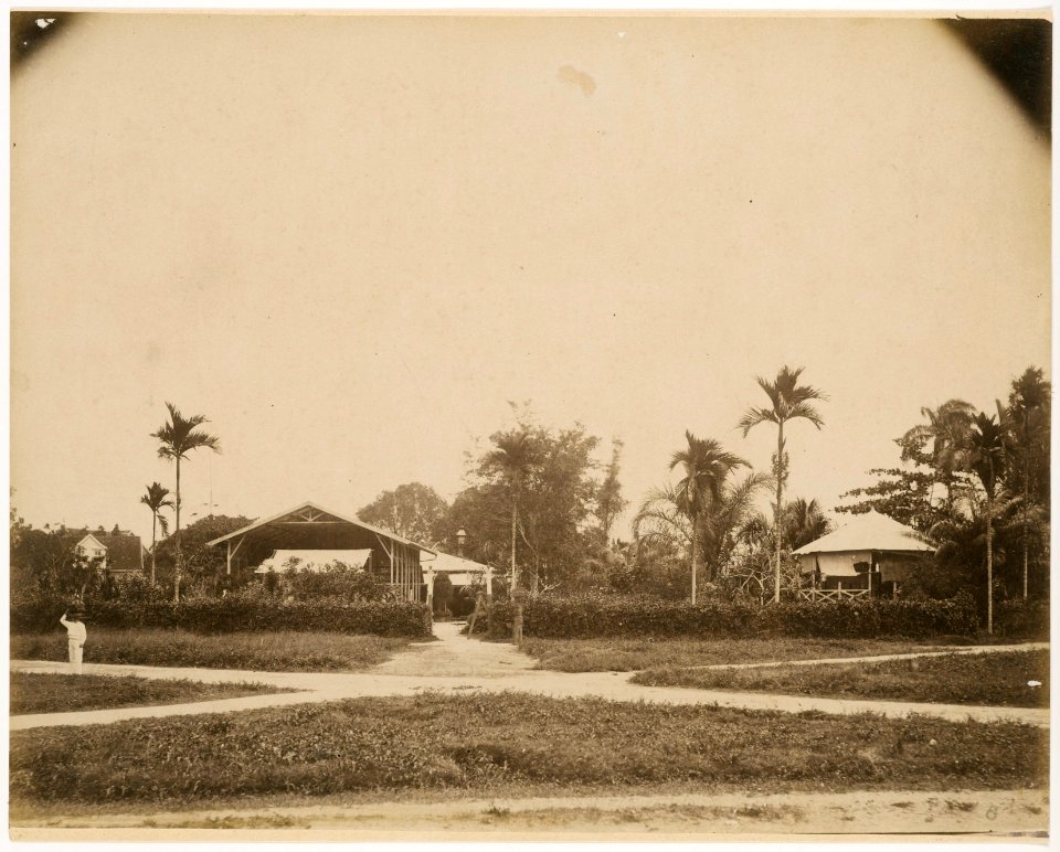 KITLV - 39009 - Muller, Julius Eduard - Paramaribo - Government Square for Buitensociëteit Park Paramaribo - circa 1885