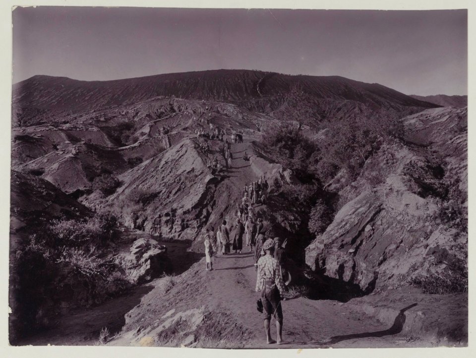 KITLV - 5821 - Kurkdjian - Soerabaja - The road to the crater of Mount Bromo in Tosari, Java - circa 1910