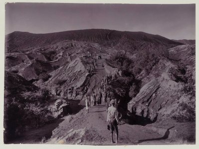 KITLV - 5821 - Kurkdjian - Soerabaja - The road to the crater of Mount Bromo in Tosari, Java - circa 1910