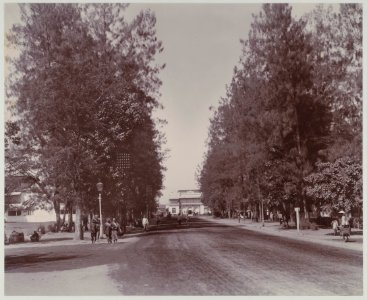 KITLV - 6426 - Kurkdjian - Soerabaja - Pasar Besar in Surabaya against the backdrop of the building of the firm Grimm & Co. - circa 1920