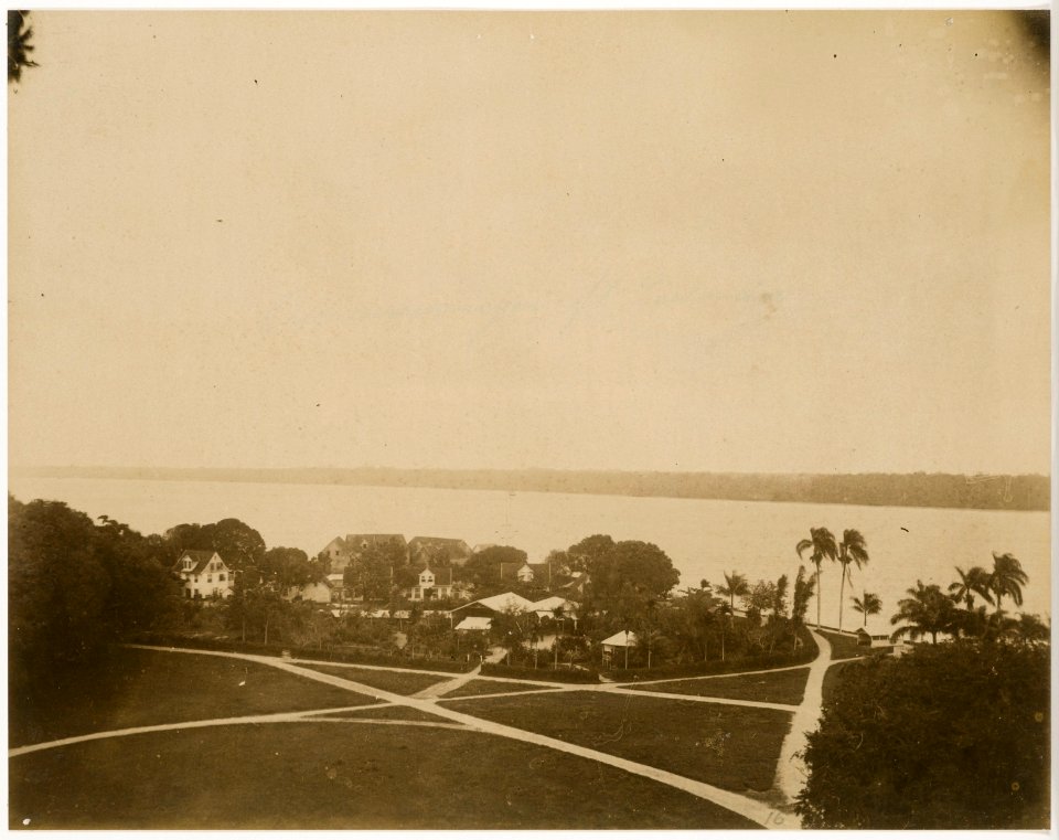 KITLV - 39017 - Muller, Julius Eduard - Paramaribo - Government Square in Paramaribo. In the background Fort Zeelandia - circa 1885
