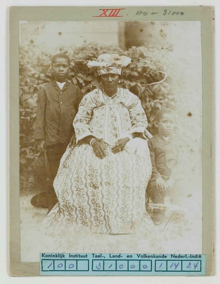 KITLV - 6555 - Kotomisi woman with two children, presumably in Paramaribo - circa 1900