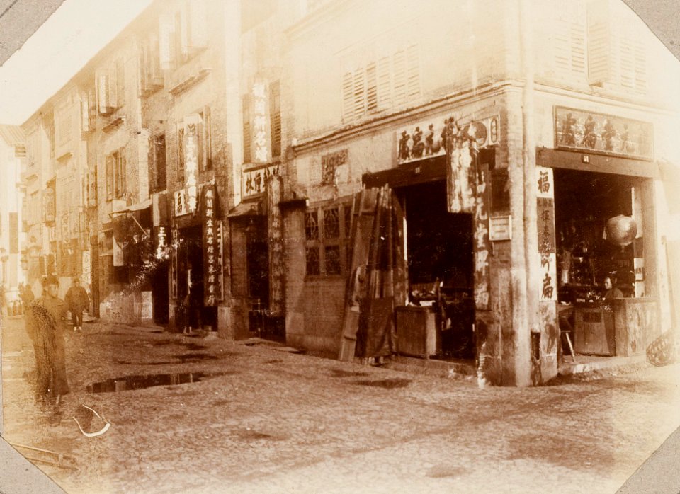 KITLV - 65856 - Street at a market in Macao - presumably 1900-1902