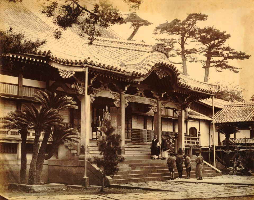 KITLV - 89898 - Beato, Felice - Temple at Nagasaki in Japan - presumably 1863-1865