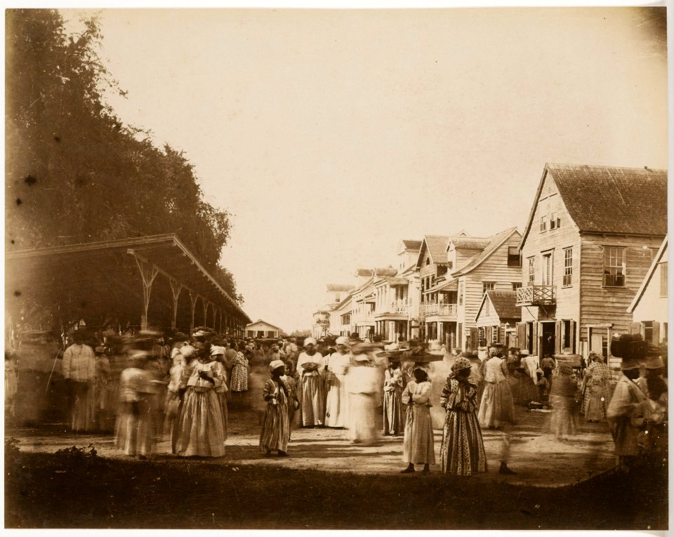 KITLV - 39033 - Muller, Julius Eduard - Paramaribo - The Creole market on the Heiligeweg with the the office of the Royal West India Mail Service (K.W.I.M.), Paramaribo - circa 1885