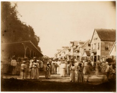 KITLV - 39033 - Muller, Julius Eduard - Paramaribo - The Creole market on the Heiligeweg with the the office of the Royal West India Mail Service (K.W.I.M.), Paramaribo - circa 1885