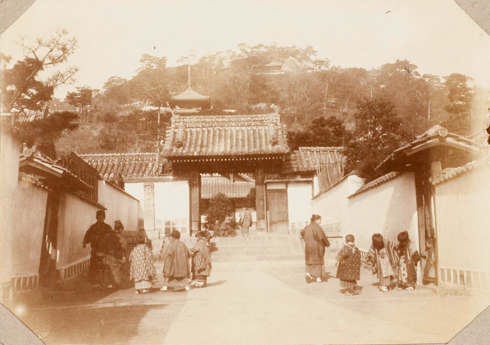 KITLV - 65868 - The entrance of the temple in Onomichi in Japan - presumably 1900-1902
