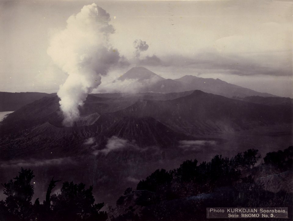 KITLV - 69009 - Kurkdjian, N.V. Fotografisch Atelier O. - Soerabaia-Java - The Sand Sea (Lautan pasir) with the volcanoes Batok, Bromo and in the background the Semeru, Java - 1910-1925
