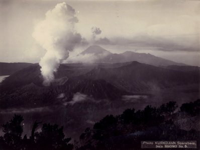 KITLV - 69009 - Kurkdjian, N.V. Fotografisch Atelier O. - Soerabaia-Java - The Sand Sea (Lautan pasir) with the volcanoes Batok, Bromo and in the background the Semeru, Java - 1910-1925