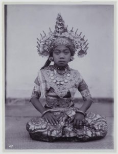 KITLV - 7293 - Kurkdjian - Soerabaja - Girl in dance costume on Bali - circa 1910