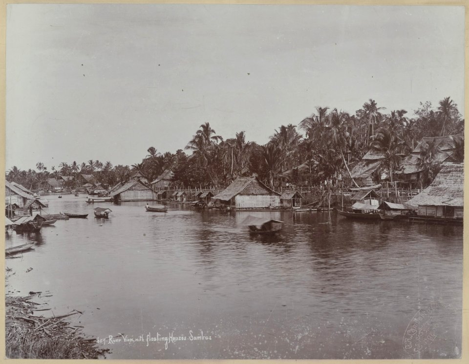 KITLV - 7436 - Lambert & Co., G.R. - Singapore - Houseboats on a river at Sambas - circa 1900