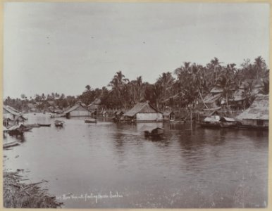 KITLV - 7436 - Lambert & Co., G.R. - Singapore - Houseboats on a river at Sambas - circa 1900