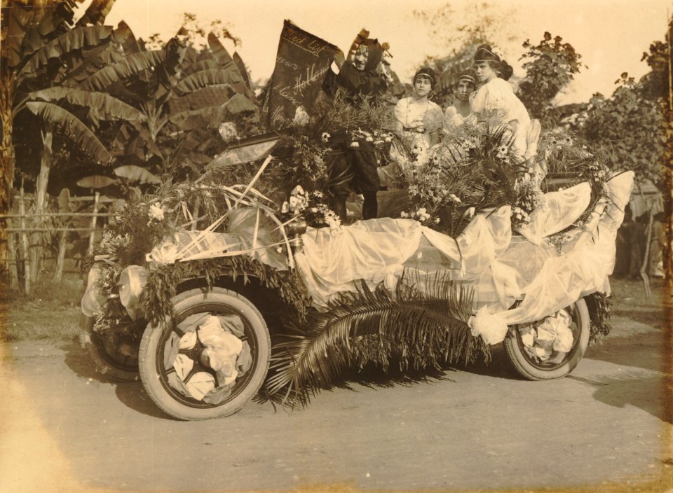 KITLV - 90263 - Kurkdjian - Soerabaia - Decorated automobile in a procession, presumably to commemorate the armistice of the First World War, Surabaya - circa 1918