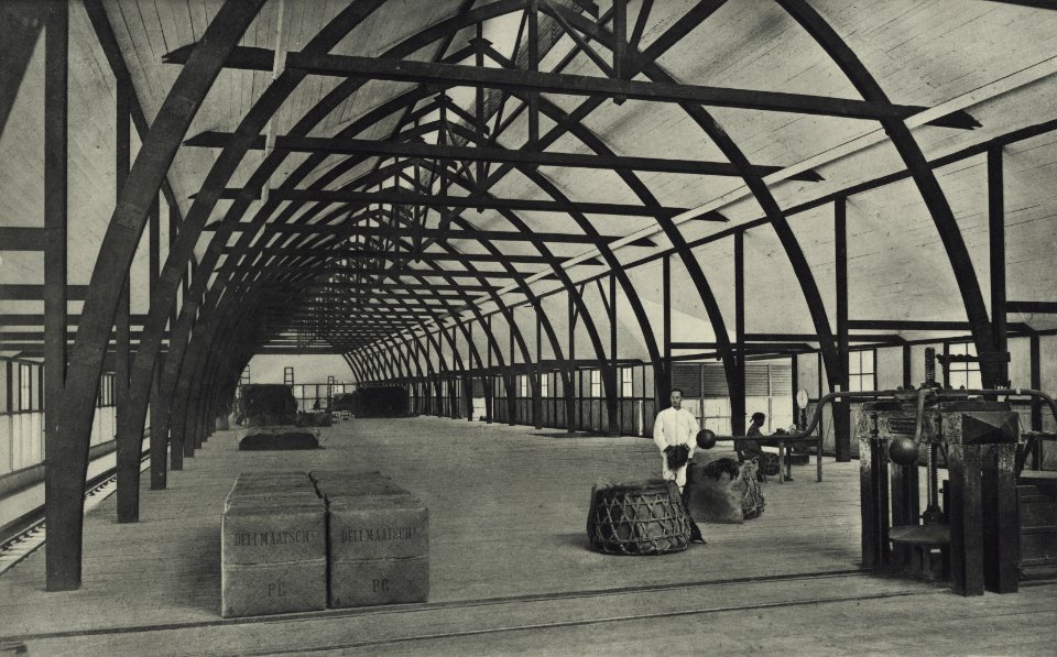 KITLV - 88325 - Kleingrothe, C.J. - Medan - Fermentation barn on the plantation Poengei (Pungai) of the Deli Company in Deli - 1905