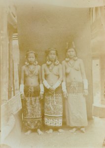 KITLV - 90679 - Demmeni, J. - Three Kayan women in Central Borneo, presumably during the Borneo expedition led by Dr. A. W. Nieuwenhuis - circa 1896-1897