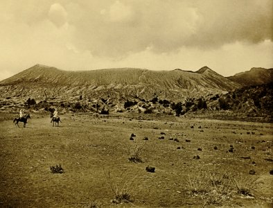 KITLV - 75184 - Kurkdjian, Fotograaf George P. Lewis, aldaar werkzaam - Sourabaya, Java - The Gunung Bromo and the Sand Sea (Lautan pasir) - circa 1920