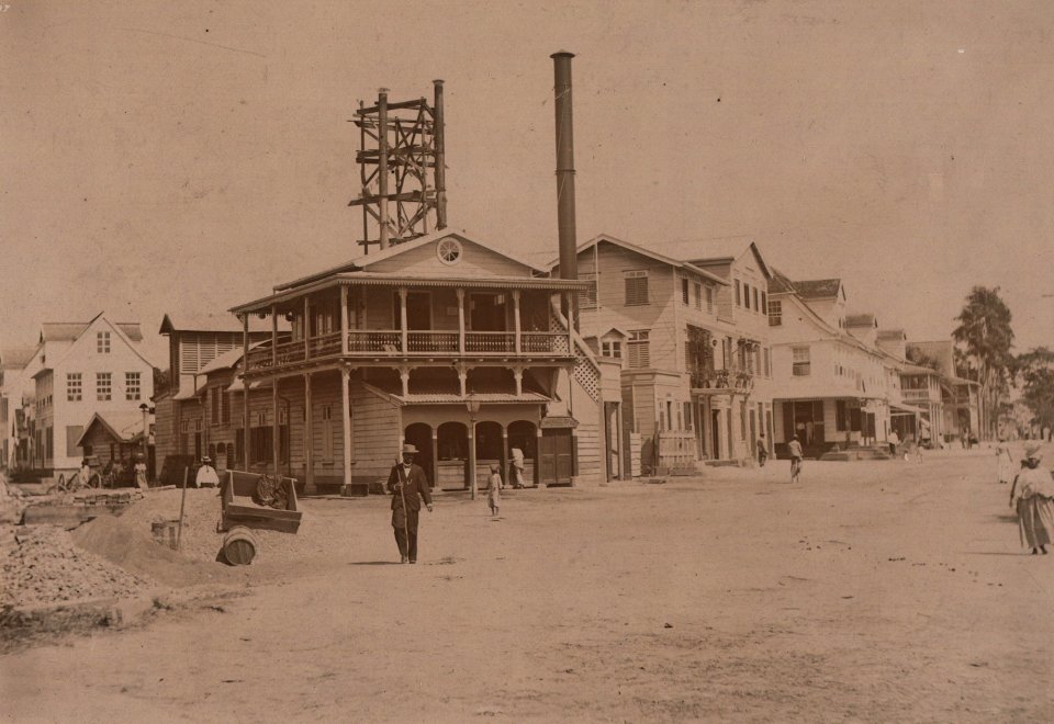 KITLV - 400968 - Construction of a chimney of the ice factory of the company Sträter Esser & Co. , Paramaribo - circa 1900-1910