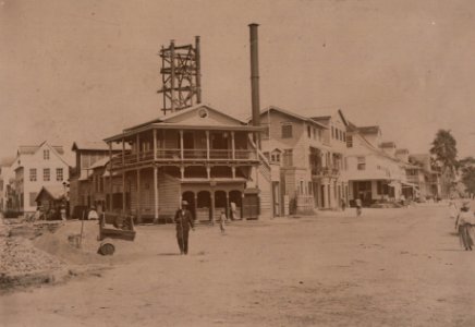 KITLV - 400968 - Construction of a chimney of the ice factory of the company Sträter Esser & Co. , Paramaribo - circa 1900-1910