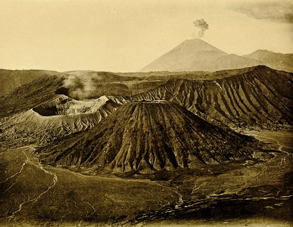 KITLV - 75188 - Kurkdjian, Fotograaf George P. Lewis, aldaar werkzaam - Sourabaya, Java - The Sand Sea (Lautan pasir), Gunung Batok, Gunung Bromo and Gunung Semeru (in the rear) - circa 1920