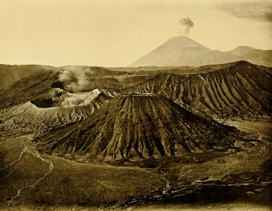 KITLV - 75188 - Kurkdjian, Fotograaf George P. Lewis, aldaar werkzaam - Sourabaya, Java - The Sand Sea (Lautan pasir), Gunung Batok, Gunung Bromo and Gunung Semeru (in the rear) - circa 1920