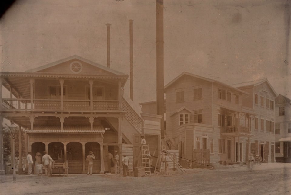 KITLV - 400973 - Construction of the ice factory Sträter, Esser & Co. firm, Paramaribo - circa 1900-1910