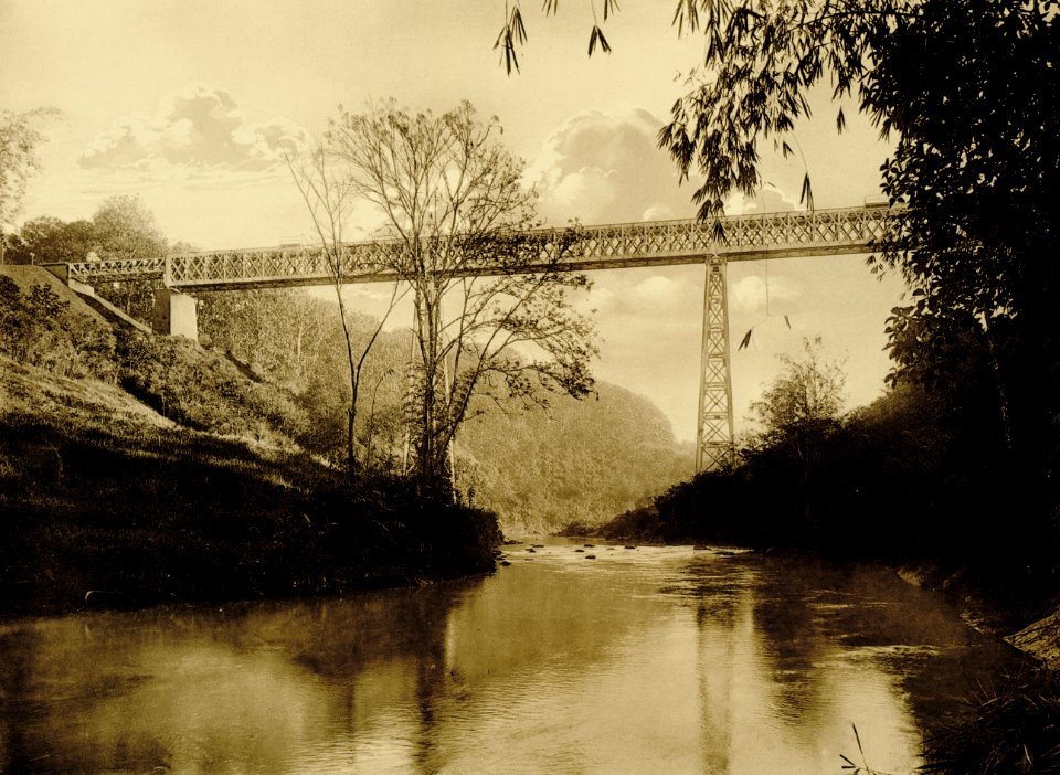 KITLV - 75192 - Kurkdjian, Fotograaf George P. Lewis, aldaar werkzaam - Sourabaya, Java - Railway bridge near Malang - circa 1920